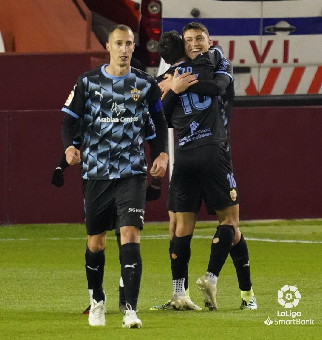 Cuenca se abraza a Lazo. 