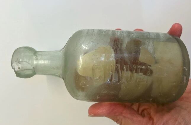 Encuentran en una playa de Australia una botella con mensajes de hace más de 100 años.
