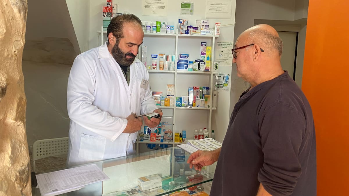 La farmacia que cuida el alma: la labor de un malagueño en la Serranía de Cuenca
