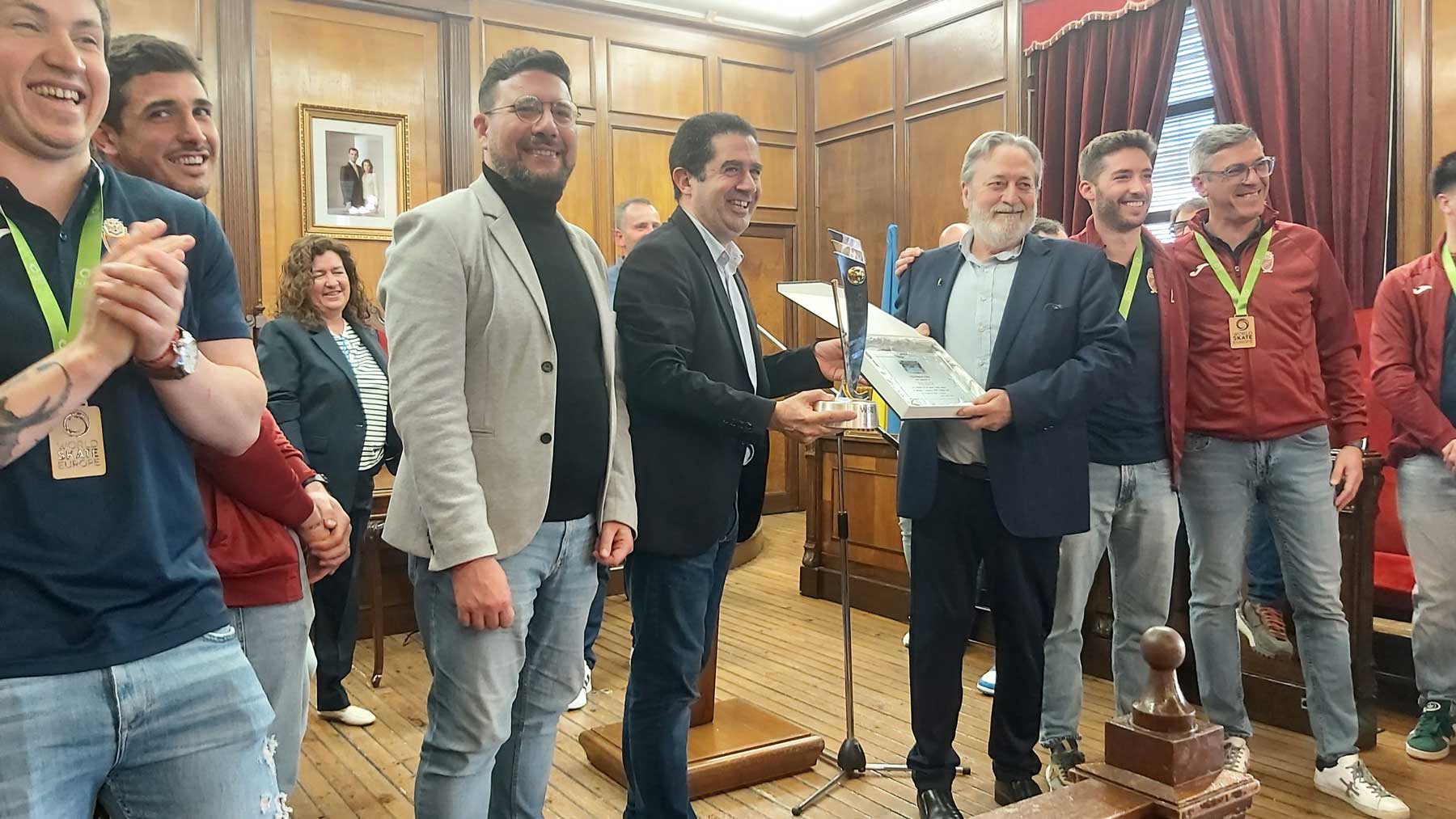 El club ha sido obsequiado con una placa conmemorativa por parte del Ayuntamiento