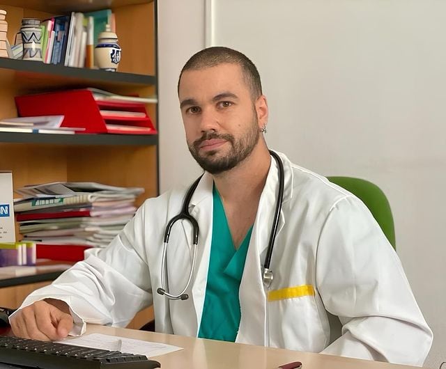 El joven médico Gonzalo Calderón ha escrito una guía desde su experiencia de paciente oncológico