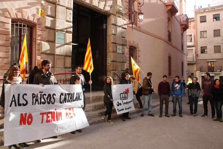 Concentració de suport davant del Jutjat de Tortosa a un dels joves imputats per la crema d'una fotografia de Felip VI