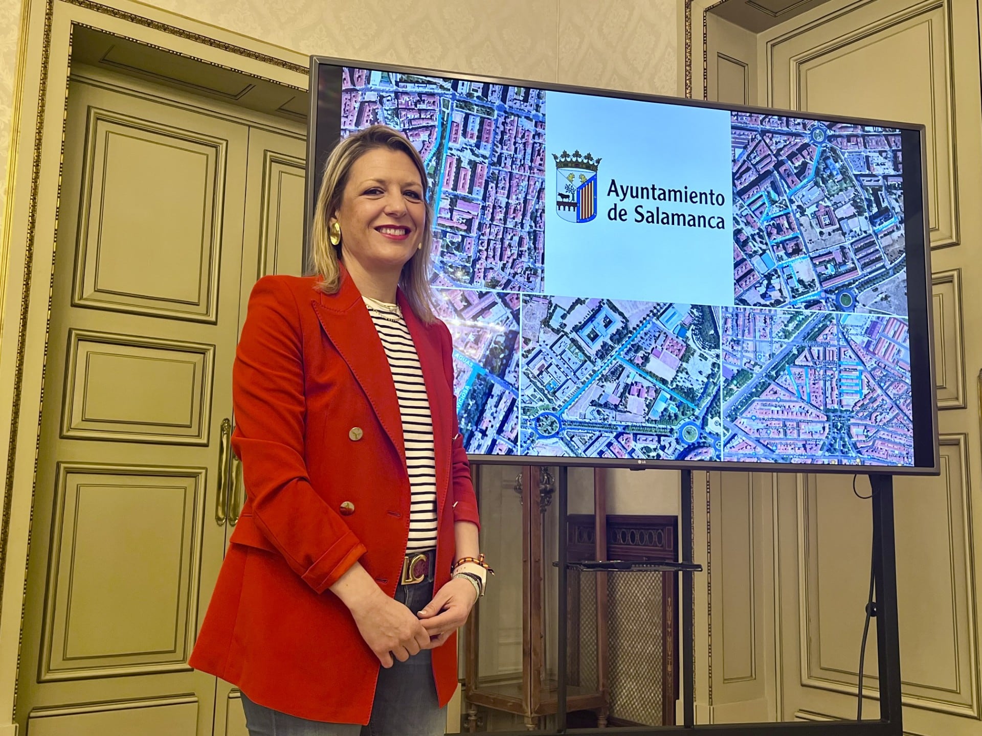 La concejala de medio ambiente de Salamanca, María José Coca, presentando las calles afectadas