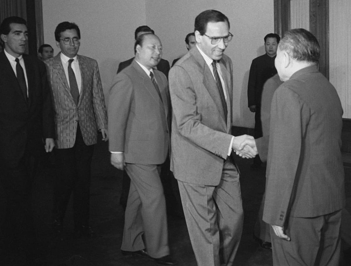 Pekín (China), 30-4-1987. El exvicepresidente del gobierno español, Alfonso Guerra, saluda al que fuera máximo dirigente chino, Deng Xiaoping en uno de los salones del Gran Palacio del pueblo de Pekín. Guerra viaja acompañado del responsable de área del P