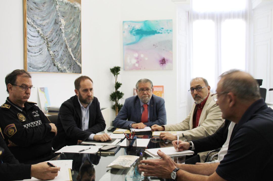 El concejal y el Jefe de la Policia Local, Aarón Cano y Jose Vicente Herrera (a la izquierda de la imagen), en una reunión con los representantes de la Federación de Hostelería en la que ha participado también el edil de hacienda Ramón Vilar (en el centro)