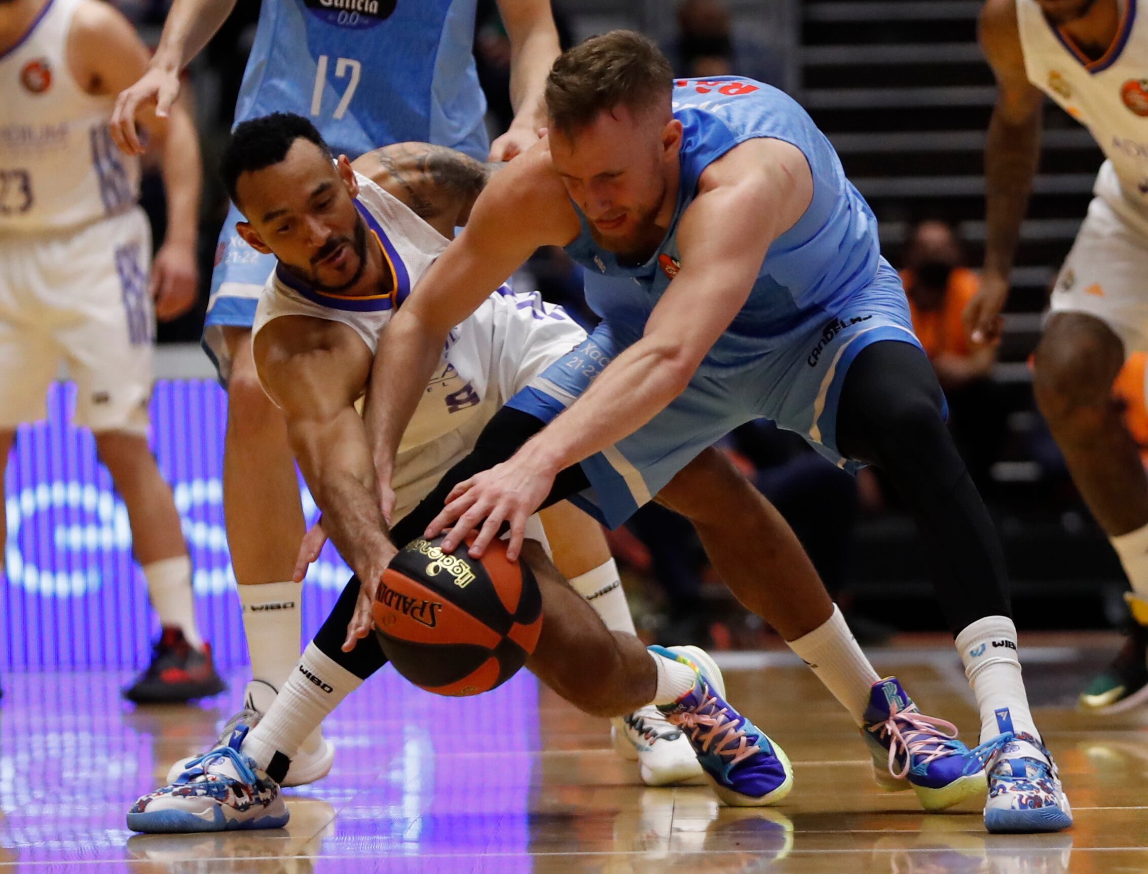 GRANADA, 17/02/2022.- El alero bosnio del Breogan Dzanan Musa (d) lucha con el húngaro Adam Hanga, del Real Madrid, durante el partido de cuartos de final de la Copa del Rey de baloncesto que Real Madrid y Breogán juegan este jueves en el Palacio de Deportes de Granada. EFE/Jorge Zapata

