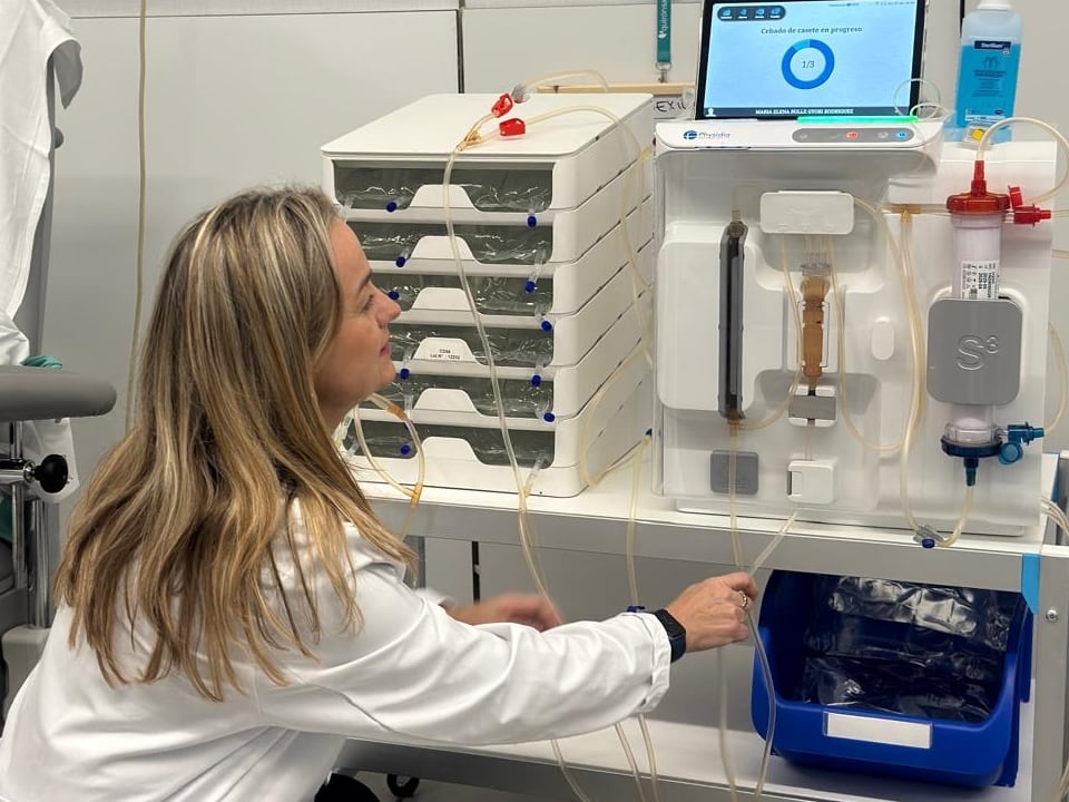 Ana María Rentero, enfermera de la Unidad de Nefrología del Hospital Quirónsalud Valencia con la máquina de diálisis de bajo flujo