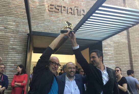 Quintáns (izquierda) y Carnicero (derecha), junto con Patxi Mangado, coordinador general de Bienales de Arquitectura