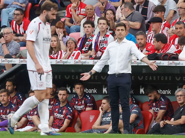 El entrenador del Osasuna, Alessio Lisci, durante el partido de la jornada 33 de LaLiga EA Sports, que el Athletic Club y el CA Osasuna disputan este martes en el estadio de San Mamés en Bilbao