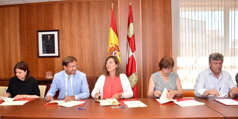 Firma del convenio entre la Consejería de Agricultura y los Grupos de Acción Local de Soria.