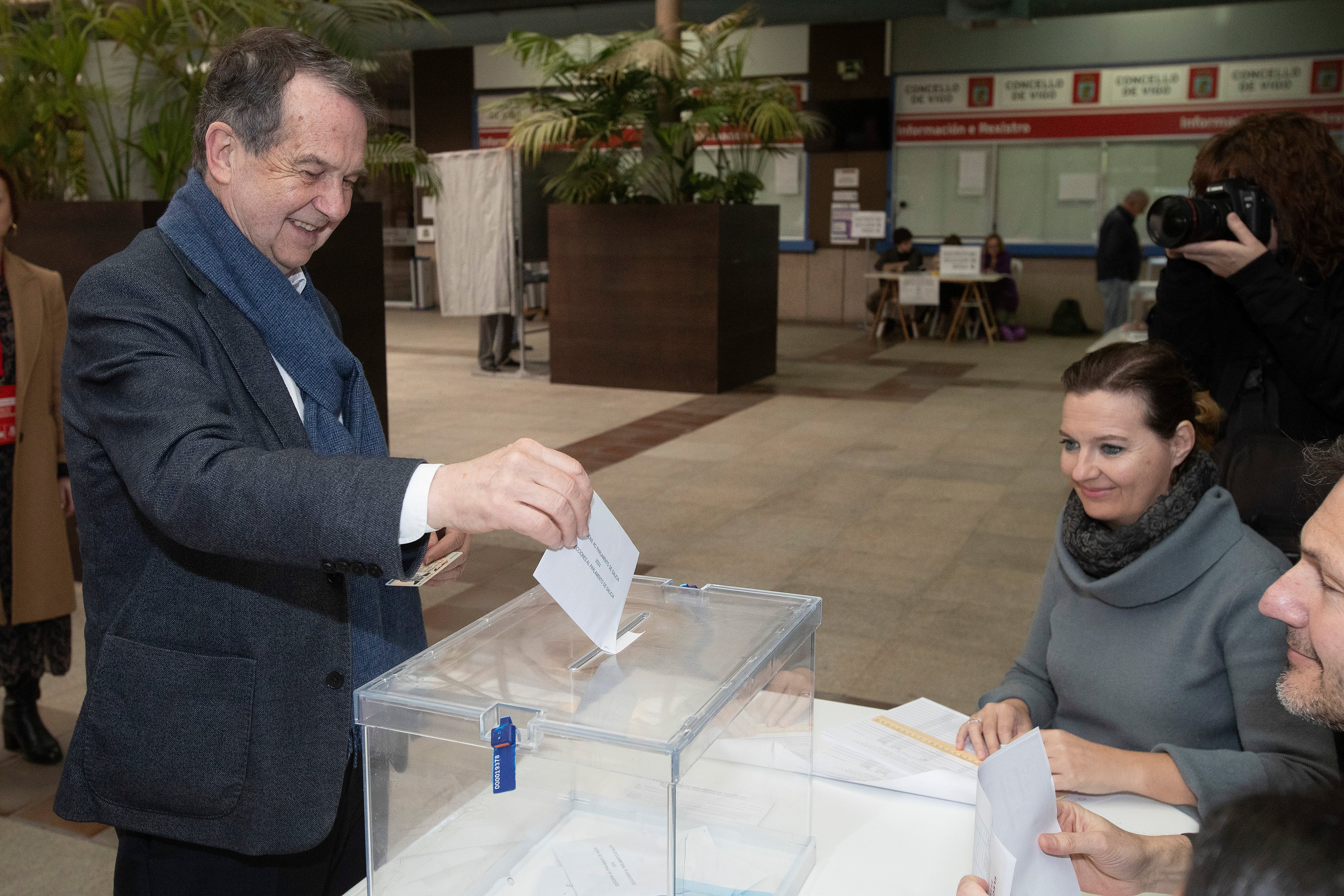 El alcalde de Vigo, Abel Caballero, ejercía su derecho al voto en un colegio electoral en Vigo, durante la jornada electoral este domingo. EFE/ Salvador Sas