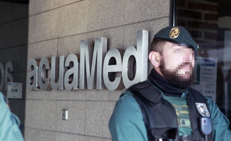 La Guardia Civil, durante el registro de la sede de la empresa Aguas de las Cuencas Mediterráneas (Acuamed), dependiente del Ministerio de Agricultura y Medio Ambiente, por posibles irregularidades en su contratación