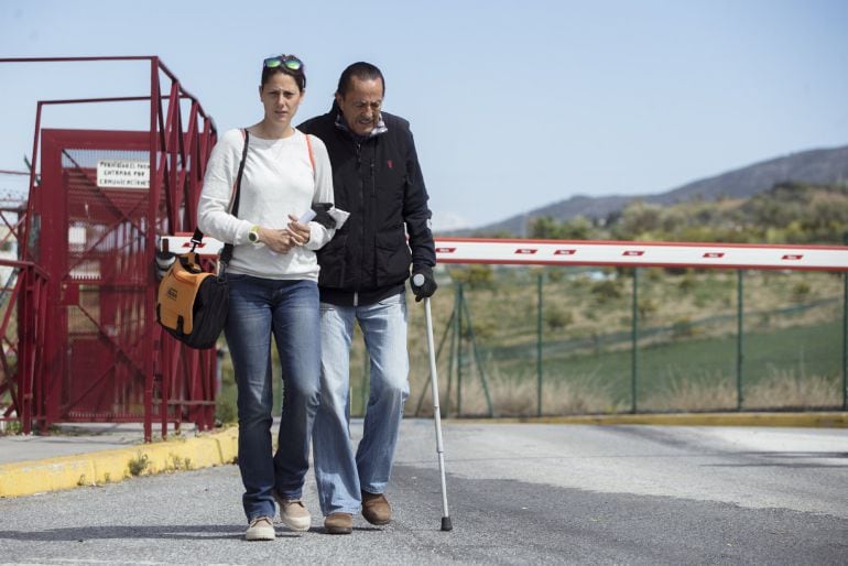 El exalcalde de Marbella Julián Muñoz acompañado de su hija Elia, a la salida de la cárcel de Alhaurín de la Torre para disfrutar de un permiso 