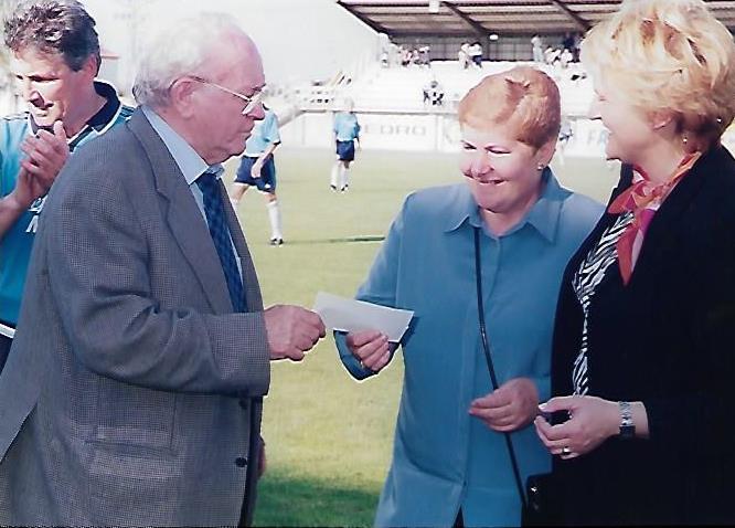 Entrega de un cheque en el Montecillo