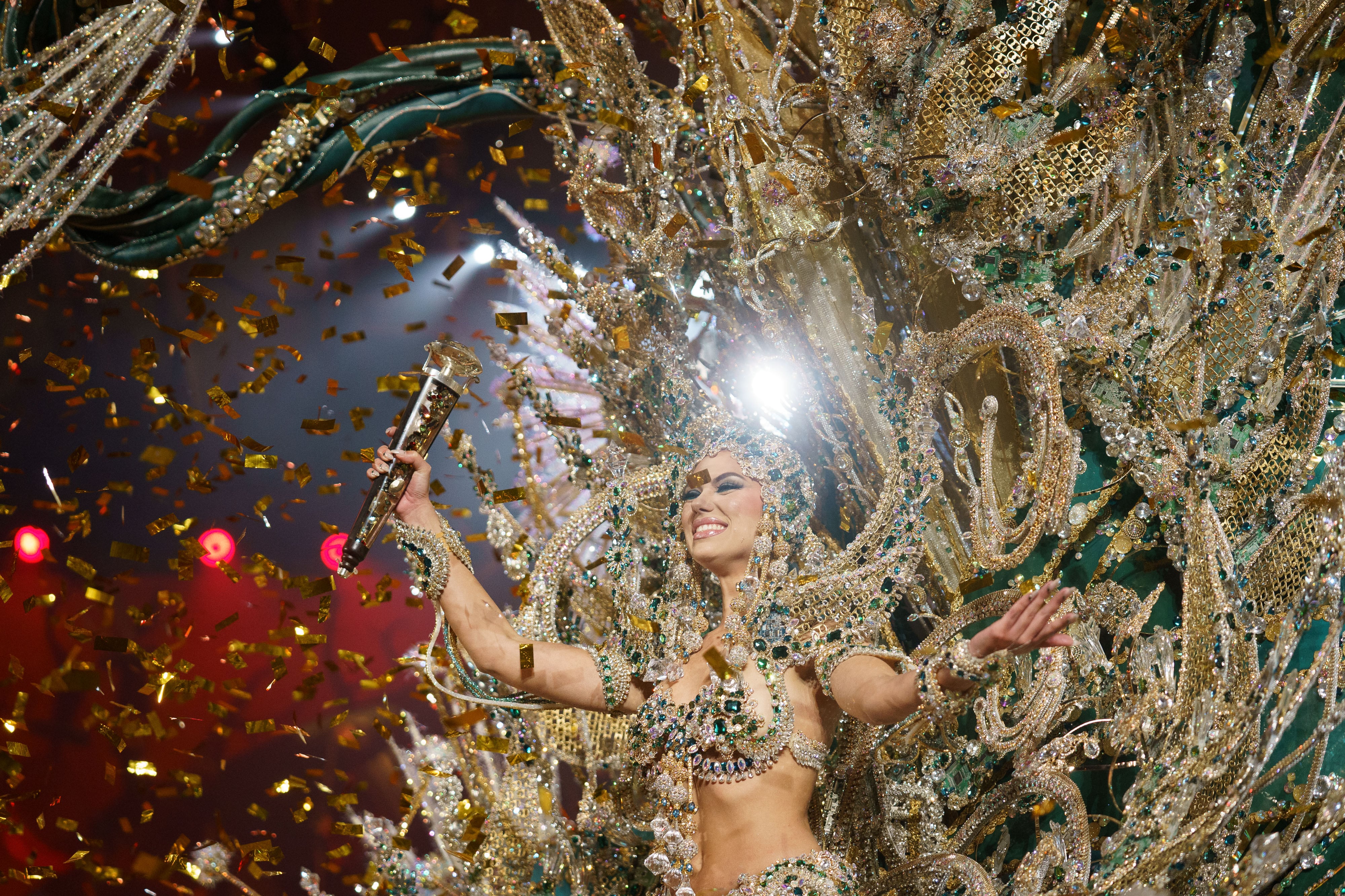 -FOTODELDIA- SANTA CRUZ DE TENERIFE, 27/02/2025.- La candidata Elizabeth Ledesma Laker con la fantasía &quot;Conexión&quot;, diseñada por Alexis Santana, se ha proclamado Reina del Carnaval de Santa Cruz de Tenerife 2025 durante gala la celebrada este miércoles en el Recinto Ferial de la capital tinerfeña. EFE/Ramón de la Rocha
