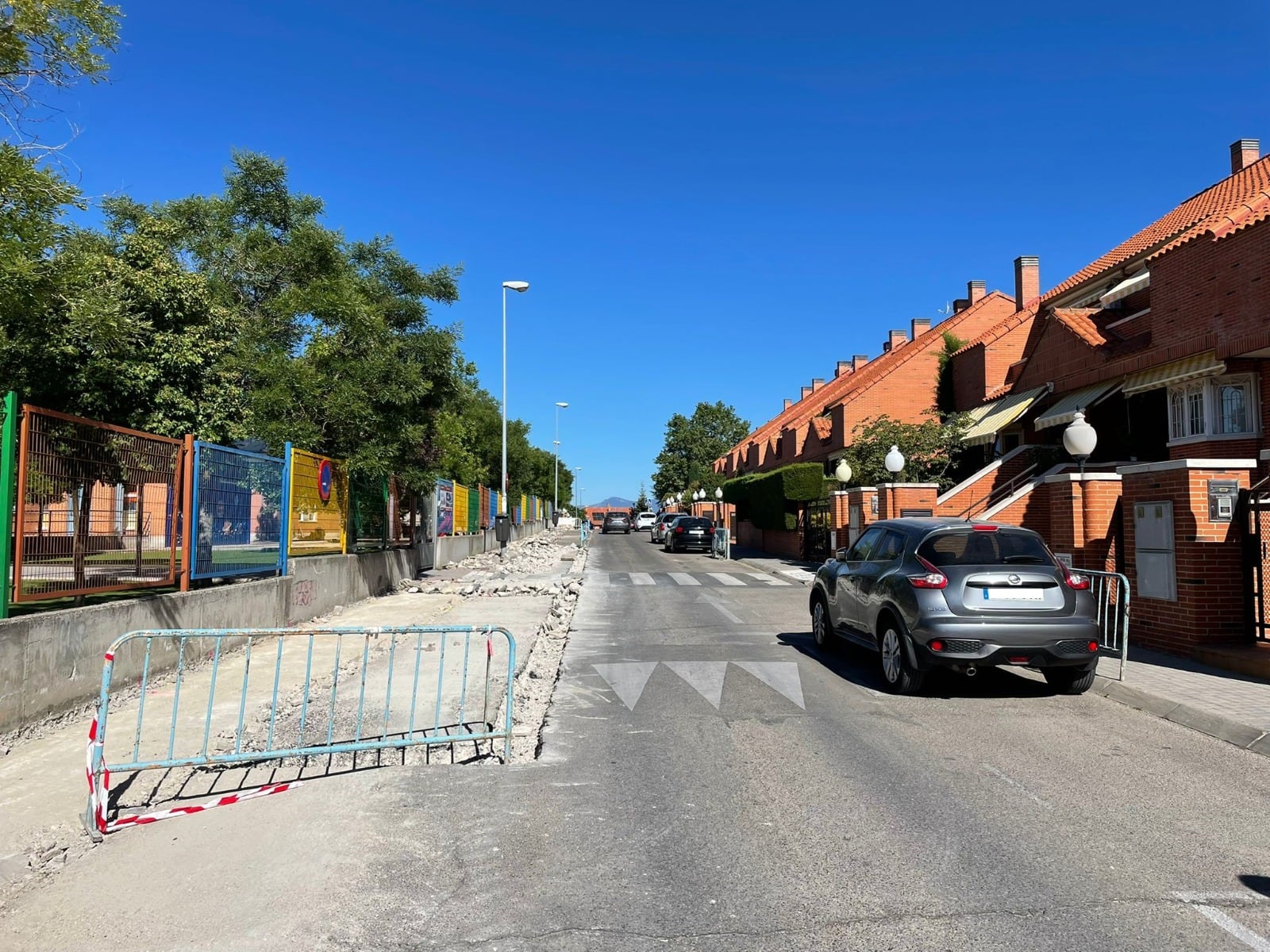 El CPB Ángel León, ubicado en esa calle, tendrá una entrada con aceras ensanchadas y vallado para evitar la salida directa de niños a la calzada