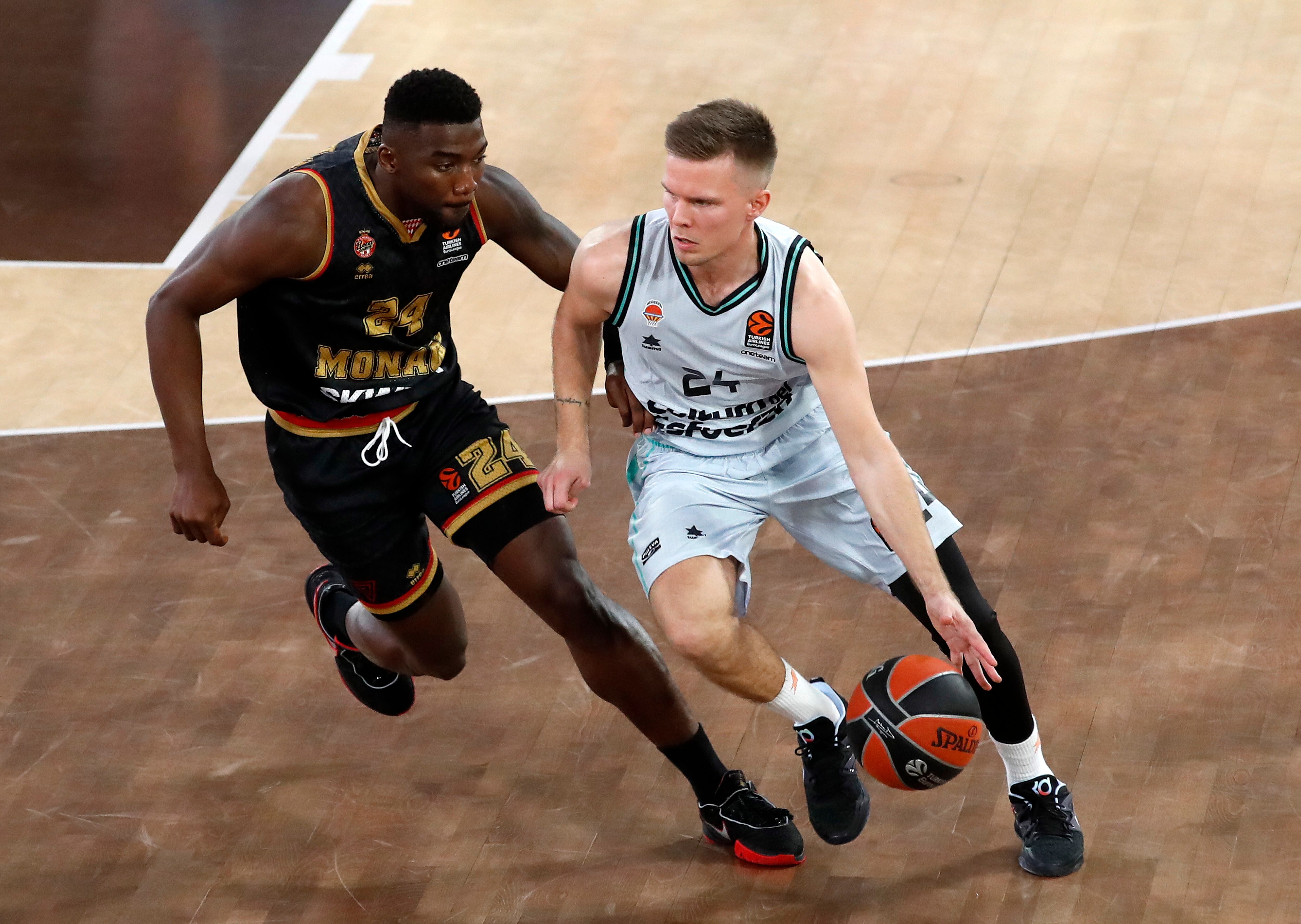 Monaco (Monaco), 24/03/2023.- Yakuba Ouattara (L) of AS Monaco and Martin Hermannsson (R) of Valencia Basket Club in action during the Euroleague Basketball match between AS Monaco and Valencia Basket Club, in Monaco, 24 March 2023. (Baloncesto, Euroliga) EFE/EPA/SEBASTIEN NOGIER