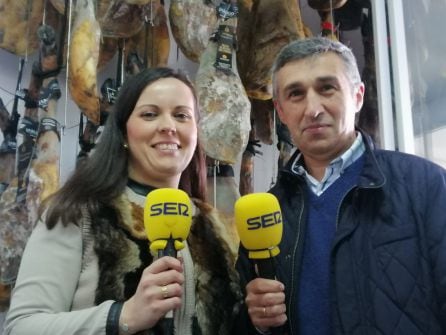 Gema Castaño, alcaldesa de Cumbres Mayores y Fco. Javier Márquez, director de la Caja Rural del Sur en Cumbres Mayores