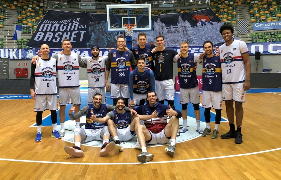 Los jugadores del Obradoiro posaron en la pista del Coliseo de Burgos tras el último partido