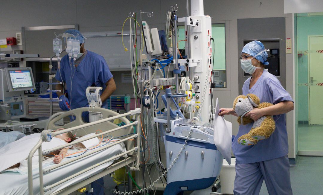 Un niño ingresado en una UCI (Imagen de archivo).
