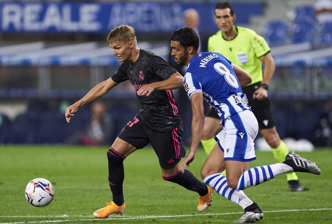 Odegaard disputa un balón con Mikel Merino durante el choque.