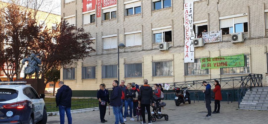 Un coche policial a las puertas del conservatorio de Leganés