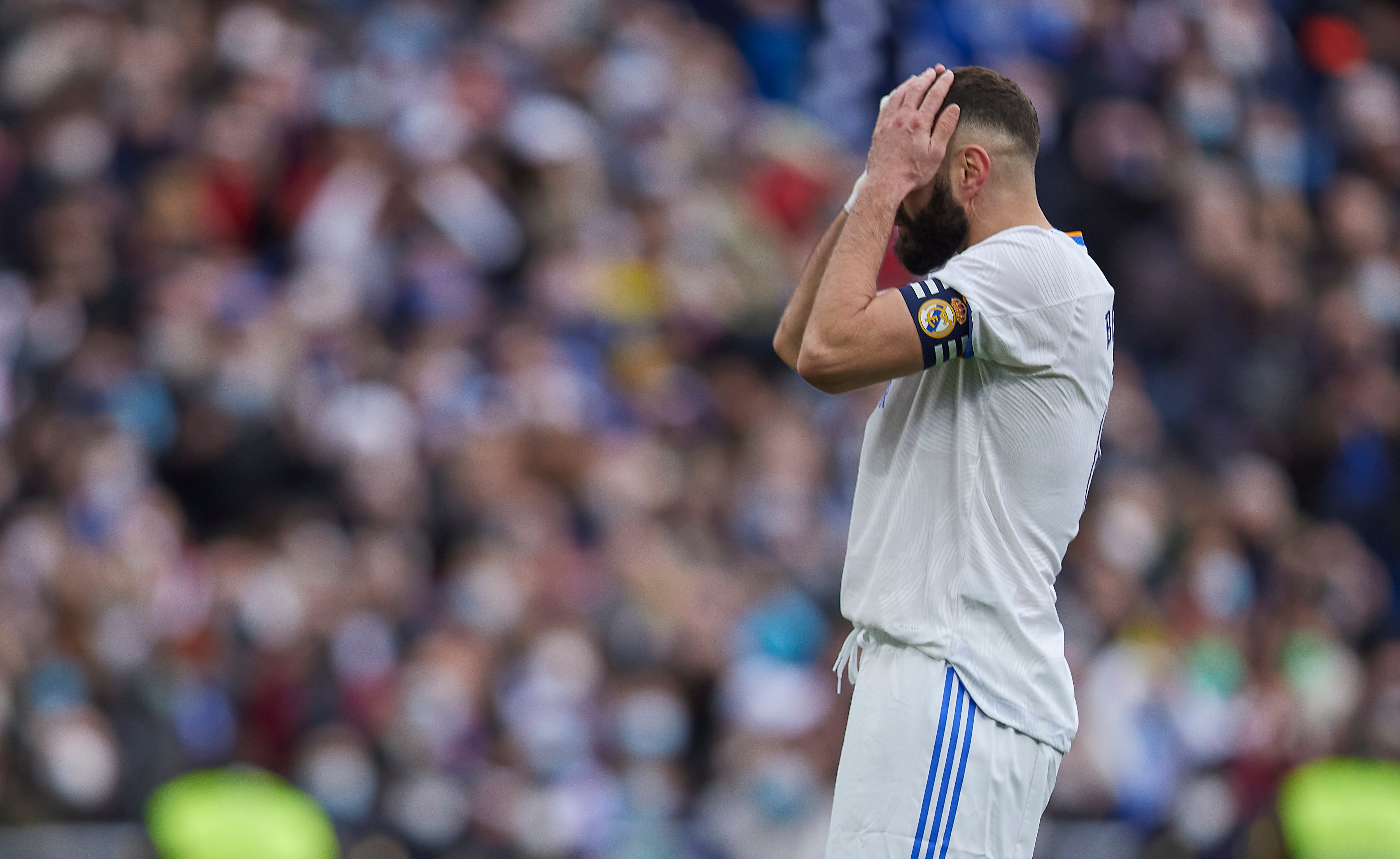 Benzema se lamenta de una ocasión marrada, durante un partido de esta temporada