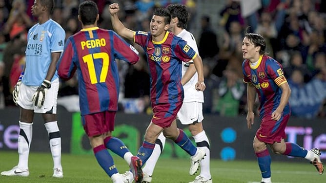 El delantero del Barça Athletic celebra su gol con Pedro