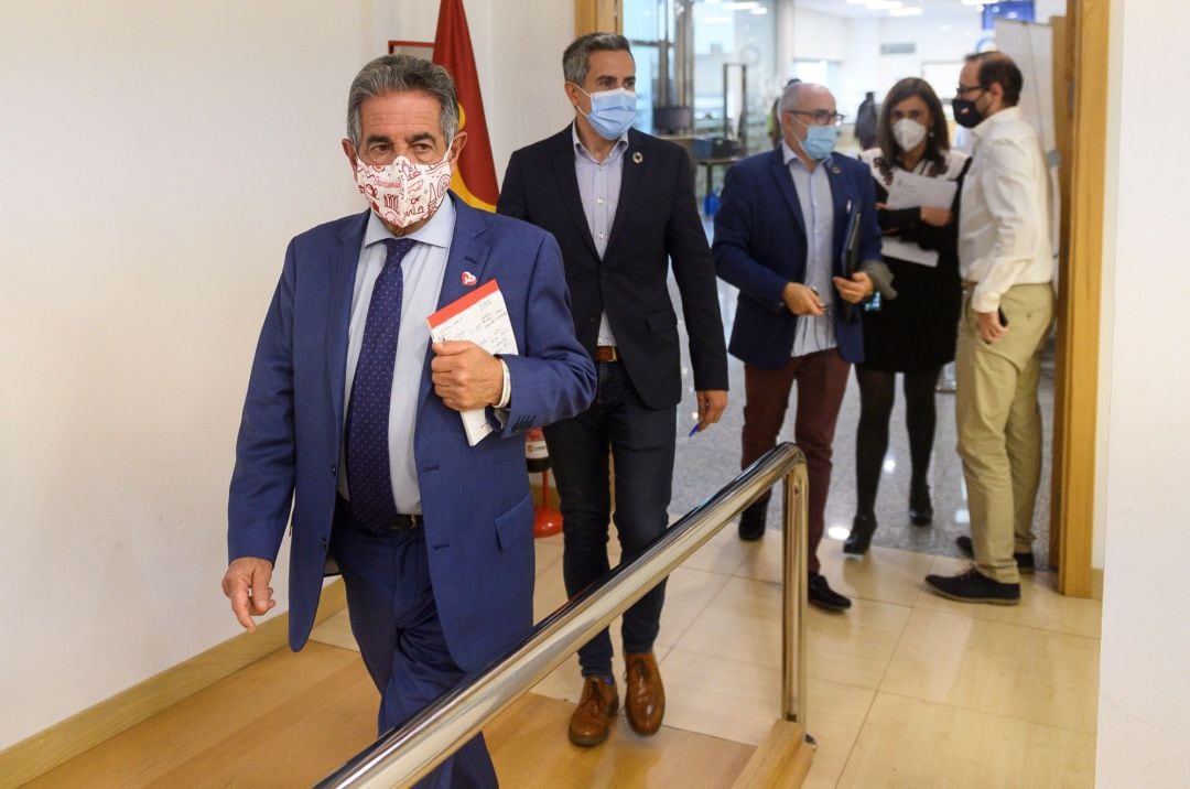  El presidente de Cantabria, Miguel Ángel Revilla (i) junto al vicepresidente, Pablo Zuloaga (2i) y el consejero de Sanidad, Miguel Rodríguez (3i) durante la rueda de prensa de este jueves en Santander en la que han anunciado que Cantabria adelante el toque de queda a las 10 de la noche a partir del sábado. 