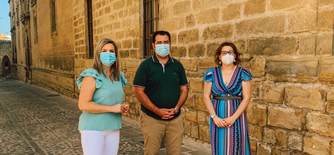 La alcaldesaa de Baeza, Lola Marín, visita el centro junto a los concejales