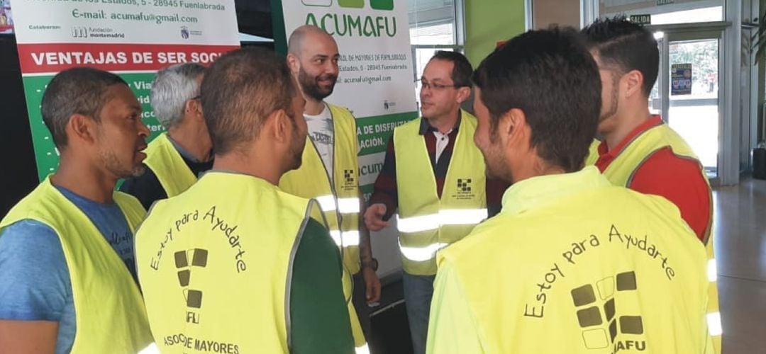 Los voluntarios se organizan para dar el servicio de recados a mayores de Fuenlabrada