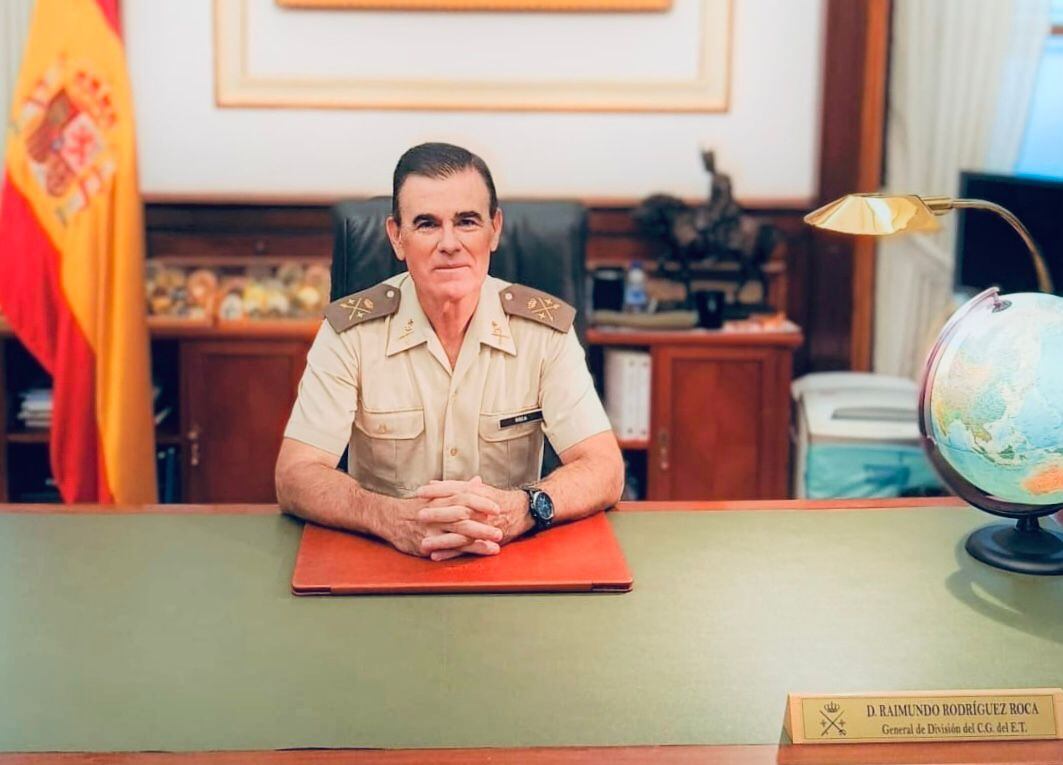 El General de División Raimundo Rodríguez Roca, Jefe del Mando de Apoyo Logístico del Ejército de Tierra  (JEMALE), en su despacho.