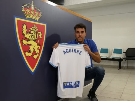 Diego Aguirre posa con su nueva camiseta