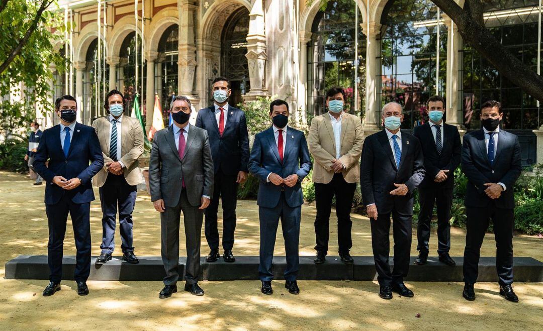 Todos los alcaldes de capitales andaluzas, incluído el de Jaén (segundo por la derecha) se reunieron con el presidente de la Junta de Andalucía Juanma Moreno (en el centro)