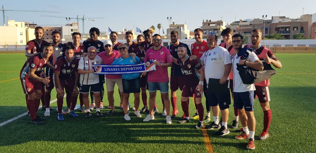 Futbolistas y miembros del club posan con aficionados azulillos en Melilla.