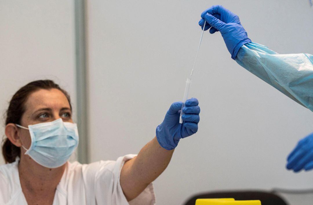 Los sanitarios recogen las muestras de los voluntarios que acceden a realizarse dos pruebas.