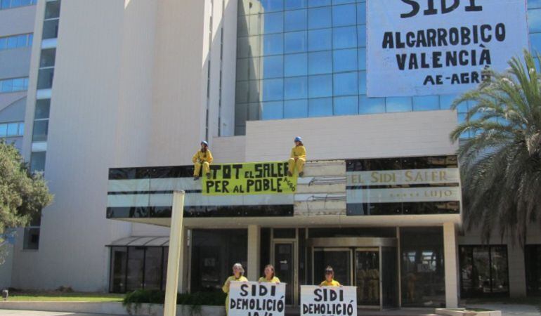 Concentración a favor de la demolición del Sidi del Saler