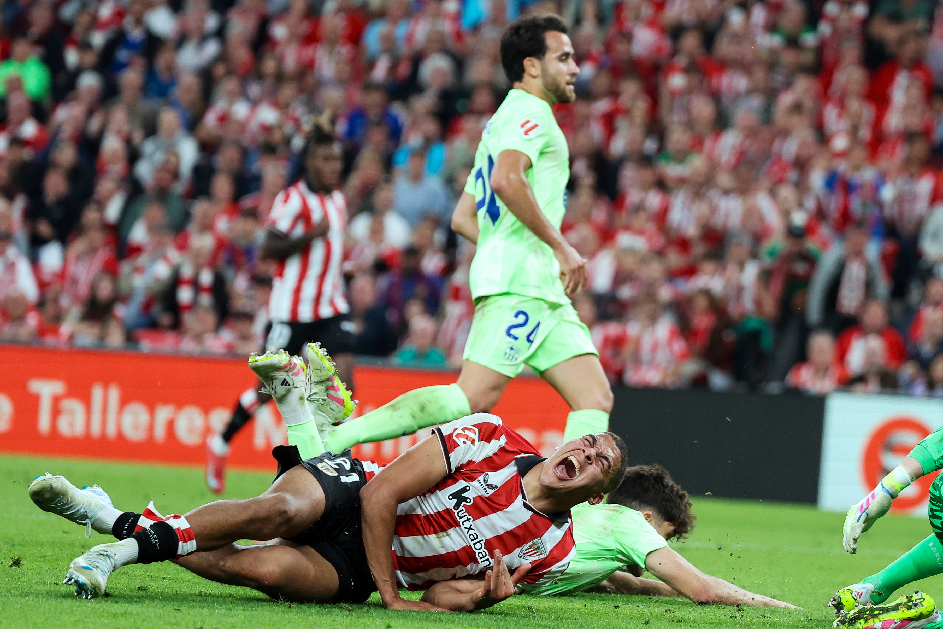 BILBAO, 25/05/2025.- El delantero del Athletic Maroan Sannadi cae ante Eric García (arriba), del Barcelona, durante el partido de la última jornada de LaLiga de fútbol que Athletic Club y FC Barcelona disputan este domingo en el estadio de San Mamés. EFE/Luis Tejido
