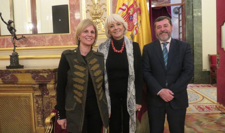 María José García Pelayo, Teófila Martínez y Alfonso Candón posan en una sala del Congreso próxima al hemiciclo