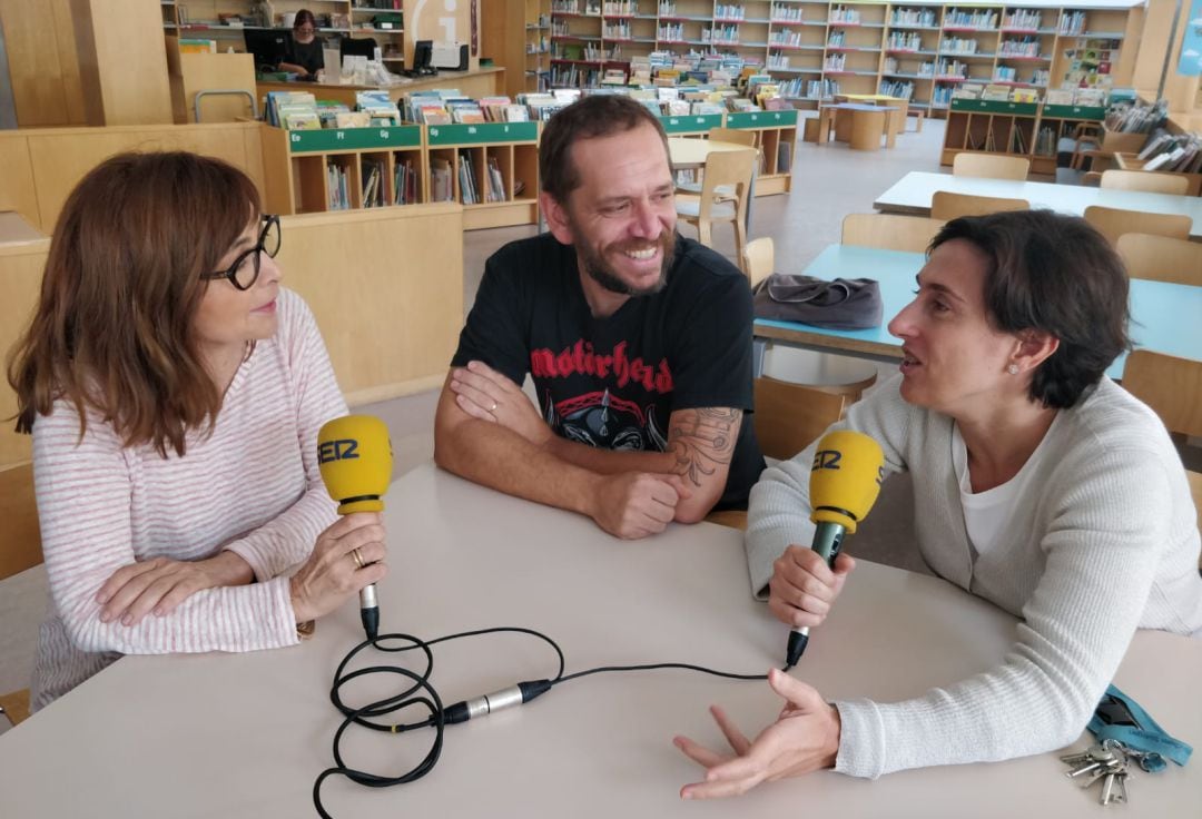 Rosa Badia amb Esteban Barbaria (Llibreria &quot;BarraLlibre&quot;) i Carme Galve, directora d ela Biblioteca Jaume Fuster.