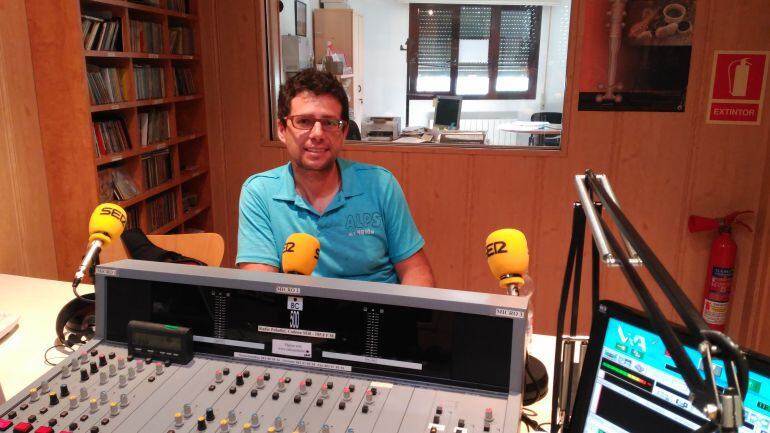 Javier Puerto, representante del grupo municipal de Ciudadanos, en los estuidios de Radio Peñafiel - Cadena SER.