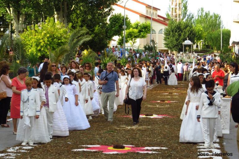 La celebración del Corpus implica a los vecinos de las calles por las que pasa la procesión, con el engalanamiento de las mismas 