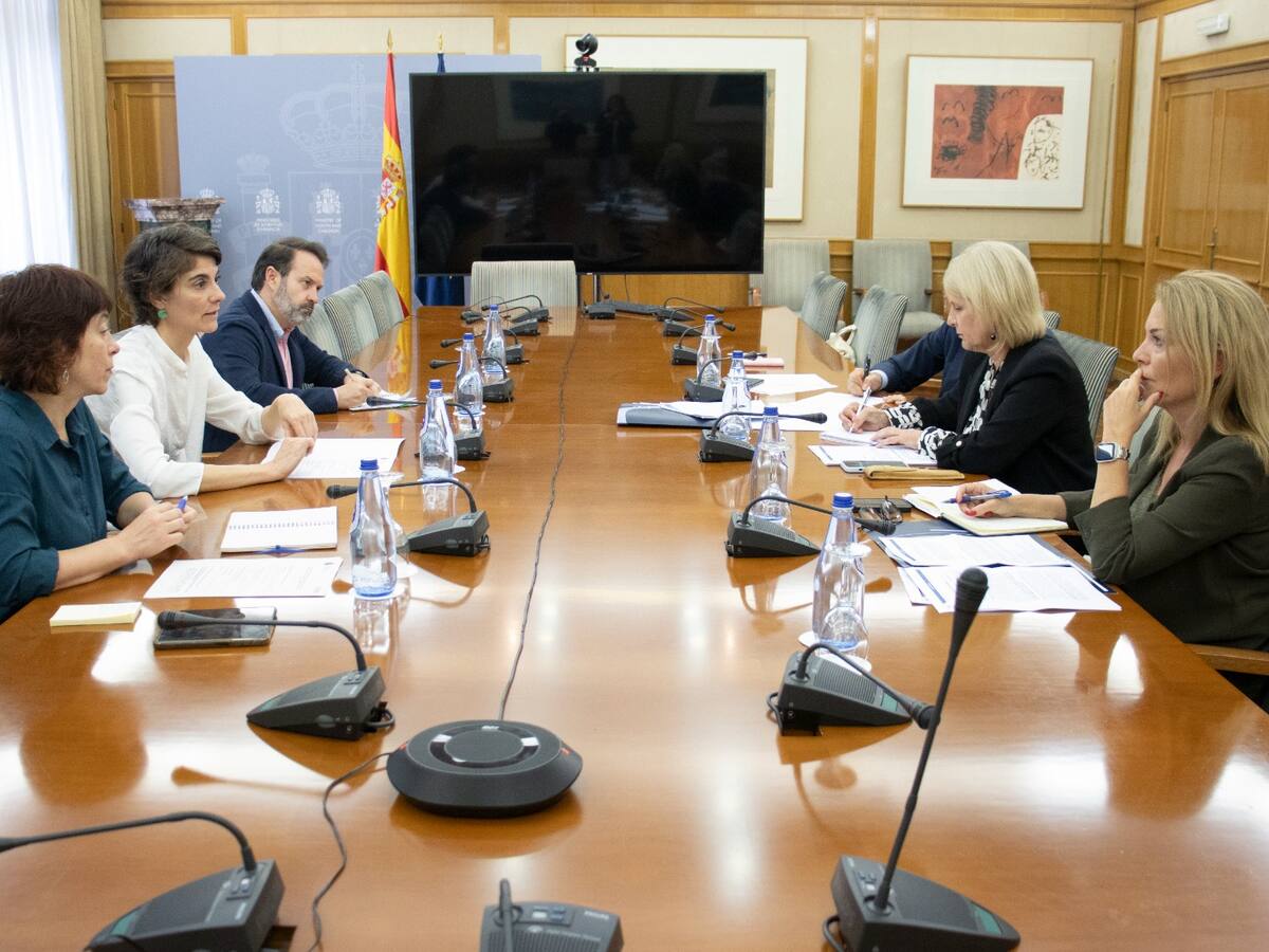 Pelayo aborda la mejora de la Dependencia, la tarjeta monedero y la Ley de Bienestar Animal con la secretaria de Estado de Derechos Sociales