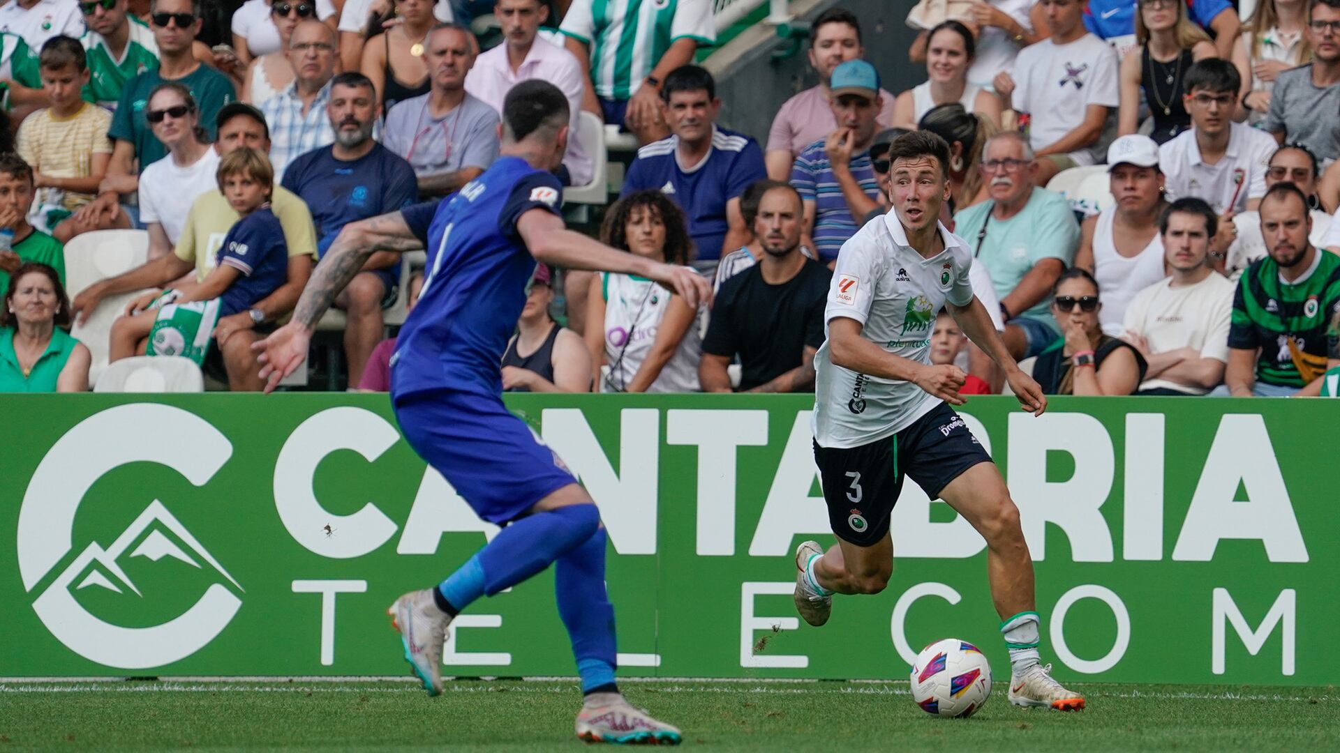 Saúl ante Manu Hernando, durante el partido de la primera vuelta.