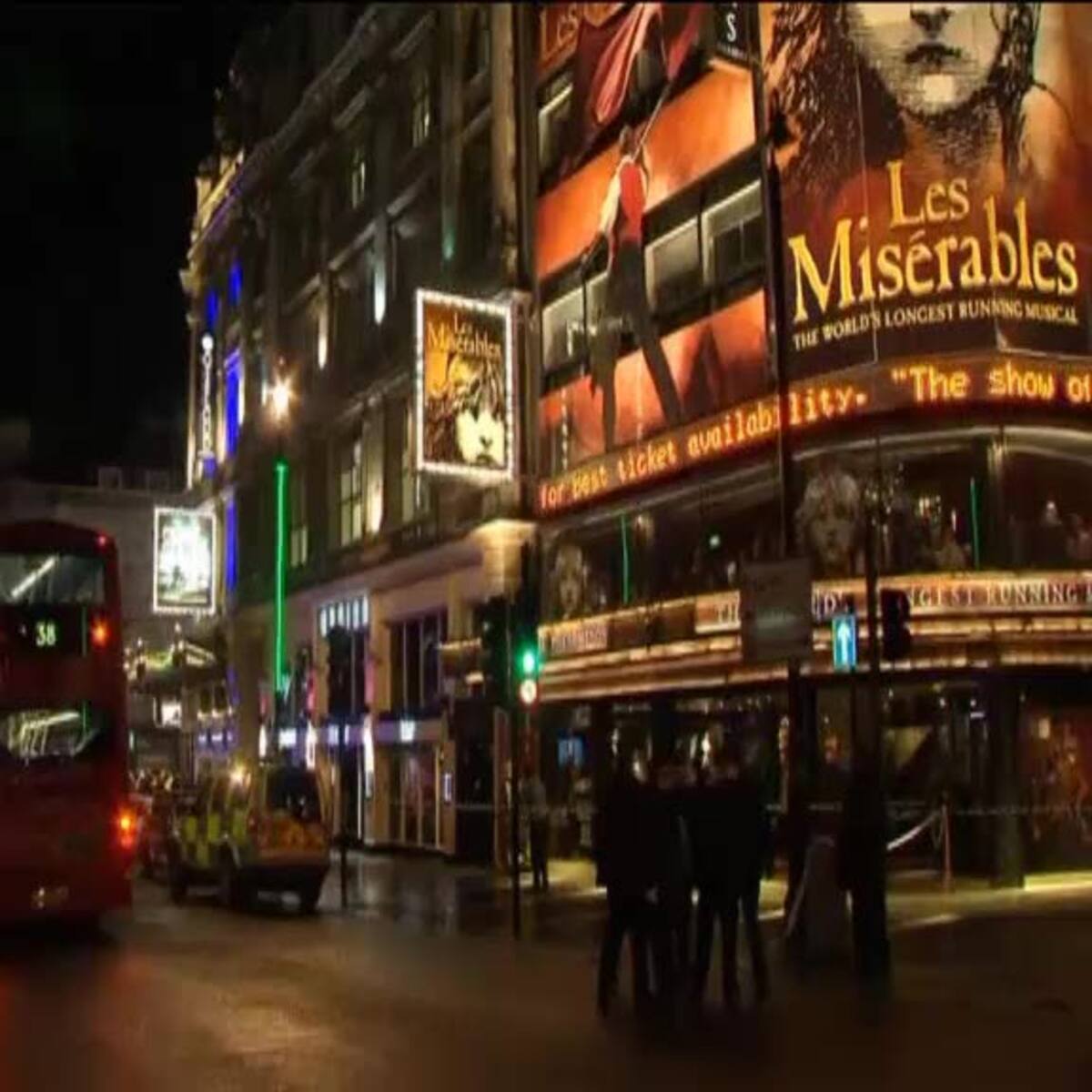 Se derrumba parte del techo del teatro Apollo de Londres durante una función