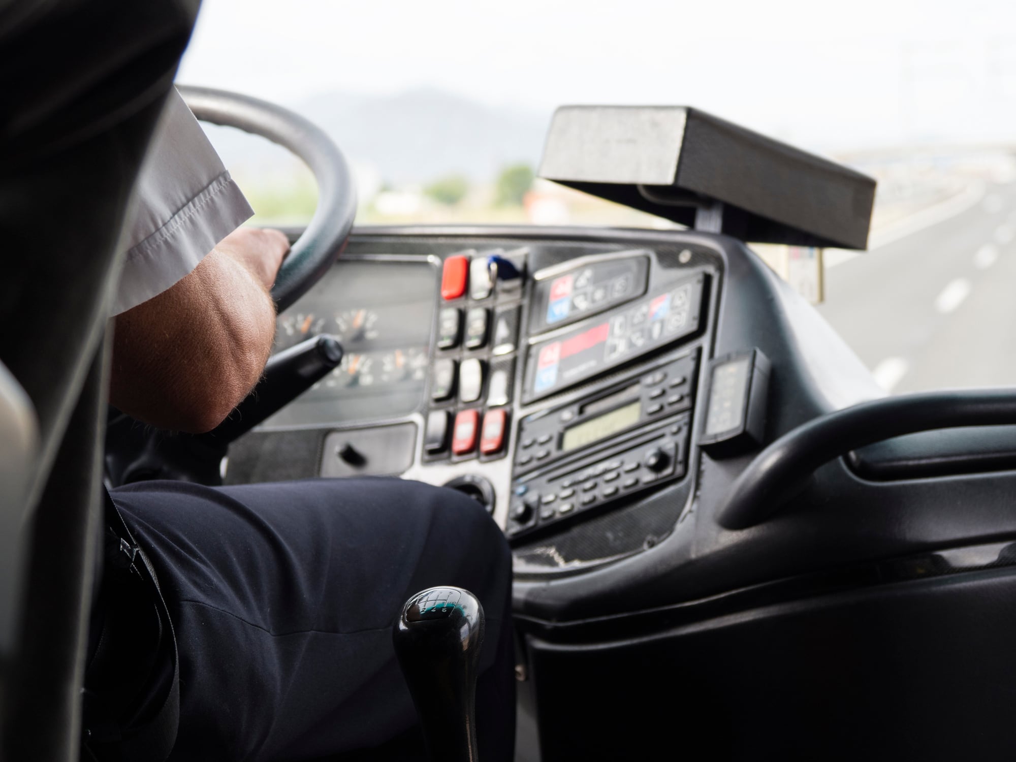 Un hombre conduce un autobús