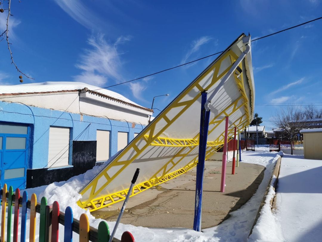 El peso de la nieve derrumba la cubierta del colegio de la localidad