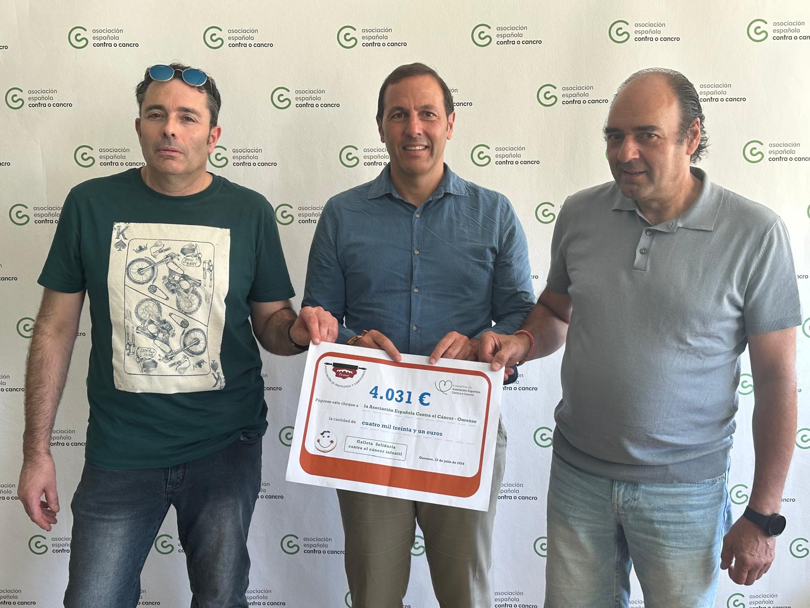 Entrega del cheque a la AECC.