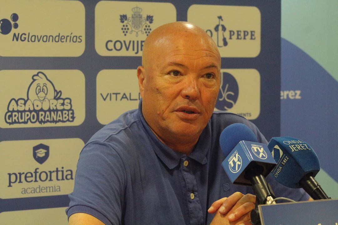 Andrés García Tébar durante la rueda de prensa del viernes en Chapín