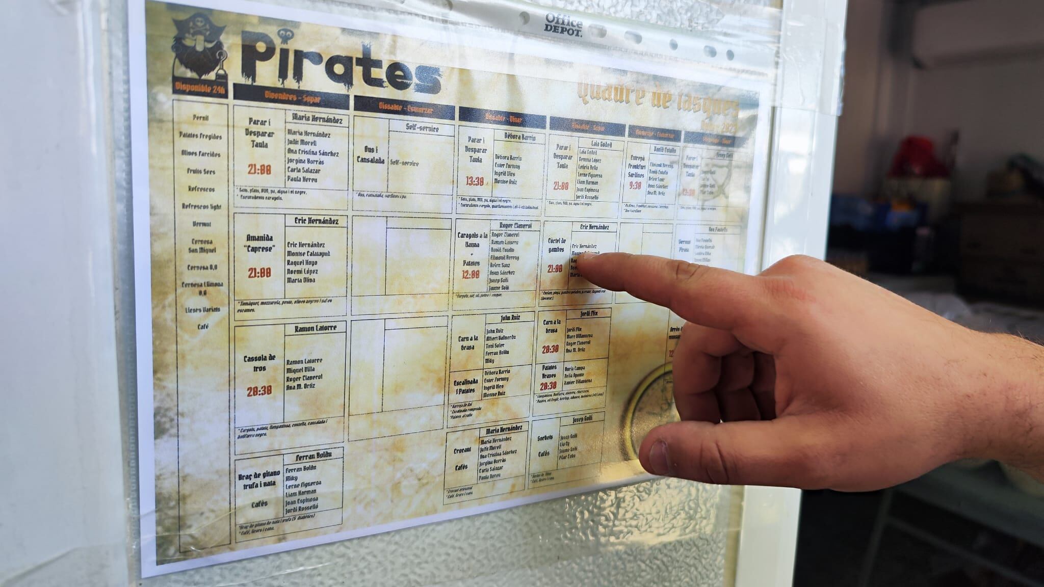 La colla d'Els Pirates s'organitzen amb un organigrama en què hi indica qui fa què a cada hora i durant tots els dies de l'Aplec. Així tothom participa i sap quan i fent què. Foto: Ràdio Lleida.